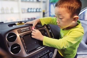 孩子被困车内如何自救最靠谱