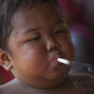 印尼烟龄6年男童每日吸烟量由2包降至6根