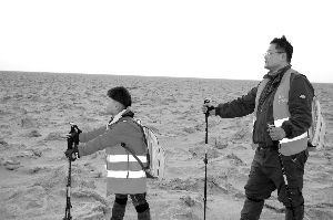 6岁男孩随父徒步穿越罗布泊