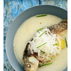 一道色香味俱全的萝卜丝鲫鱼汤