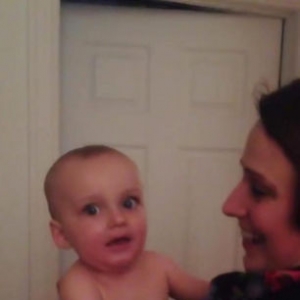 看到妈妈孪生妹孩变呆 孩子多大能认出妈？