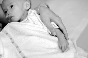 女童得怪病，出生9月才7斤