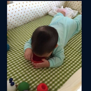 沙溢晒小儿子萌照，整个脸“埋”在玩具里