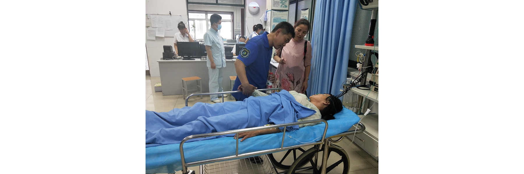 暖！江西游客公交车上晕倒，啤酒节接驳专线变暖心救助专车