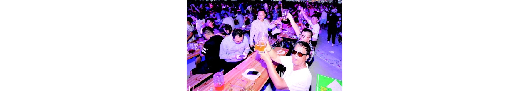 啤酒节开幕一周接待游客203.6万人次 畅饮859吨