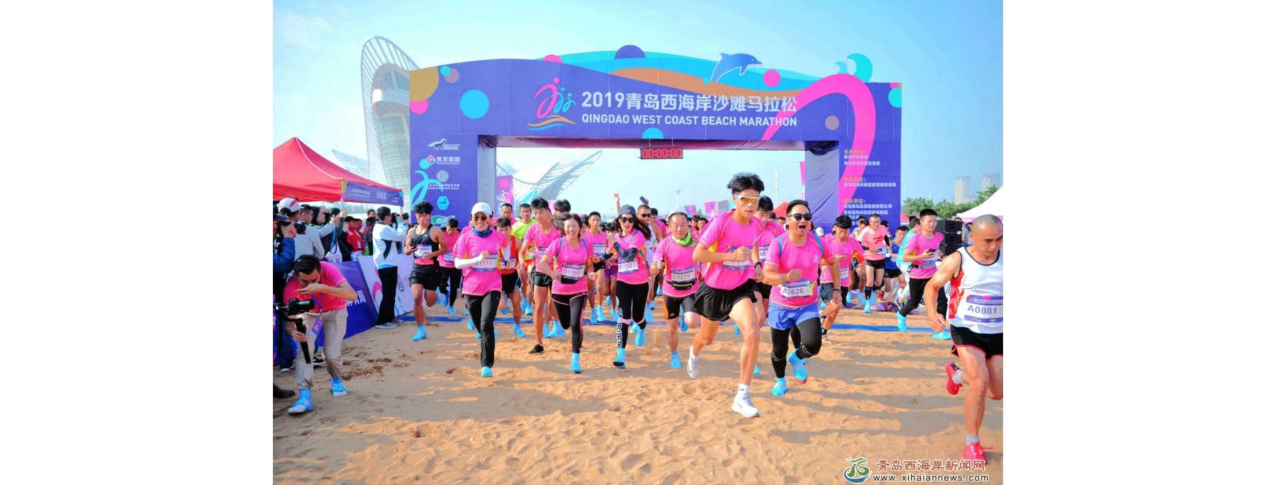 青岛首届沙滩马拉松在青岛西海岸新区举行