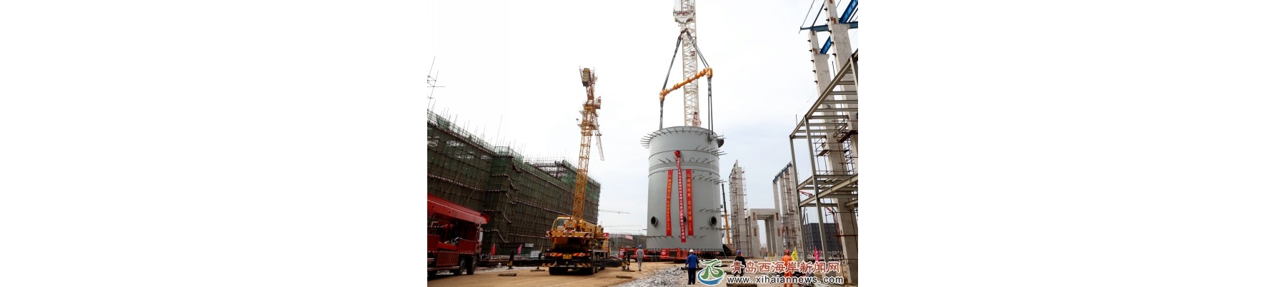 国内最大的丙烷丙烯产品分离塔首段在青岛西海岸新区首次吊装成功