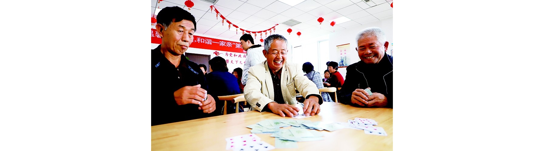 以牌会友齐欢乐和谐邻里一家亲