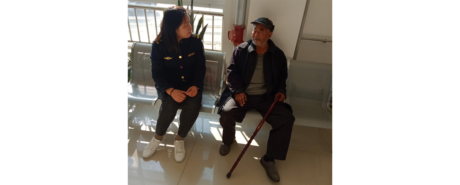 高龄老人迷路 网格员帮其寻家