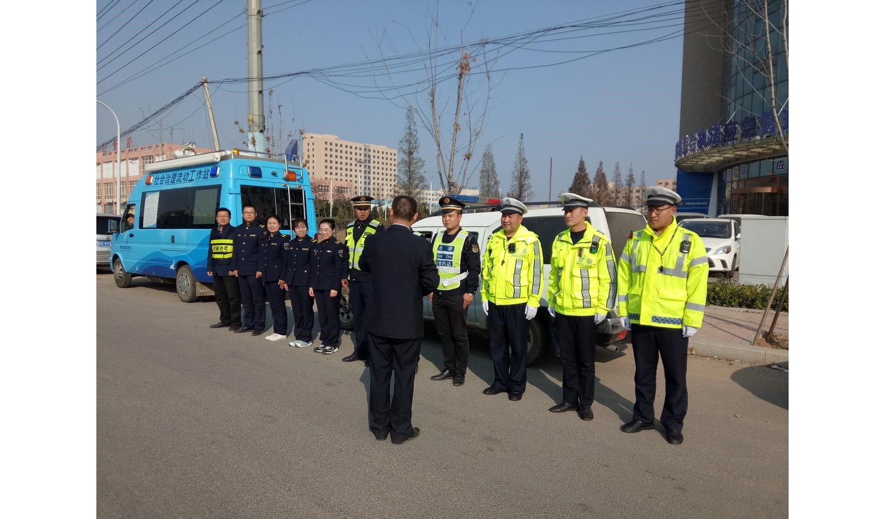 整治大车扬尘撒漏，泊里镇打响“蓝天保卫战”