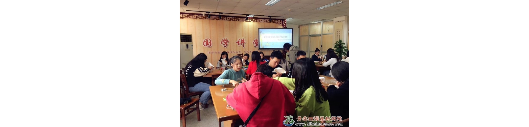 大学生学刺绣  感受传统文化魅力