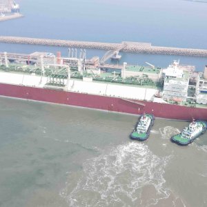 超大Q-Flex型LNG轮靠泊董家口港