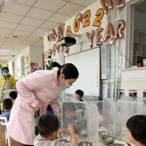 幼儿园的这个拄拐身影真美！