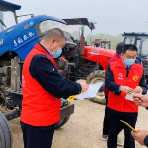 区农业农村局：“红马甲”在行动 农机安检送到家