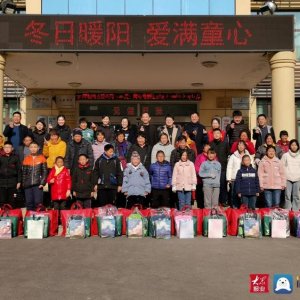 青岛西海岸新区宝山卫生院举行第六届“冬日暖阳”活动