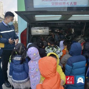 青岛真情巴士公交志愿者走进幼儿园开展乘车安全知识课堂活动