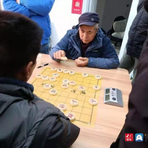 青岛西海岸新区长江路街道银屏山路社区开展象棋比赛