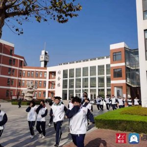 青岛西海岸新区“金盾-2021”青岛防空防灾警报试鸣疏散演练在胶南一中举行