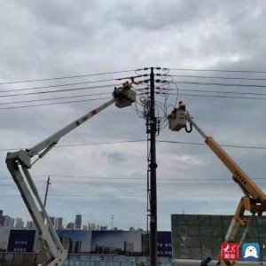 国网青岛市黄岛区供电公司：带电安装智能开关 增强供电保障能力