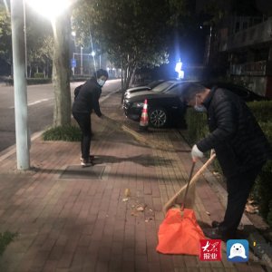 青岛西海岸新区城市管理局组织开展环卫体验日活动