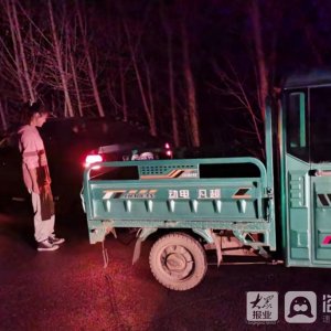 老人骑三轮车掉沟里 青岛真情巴士驾驶员紧急施援手