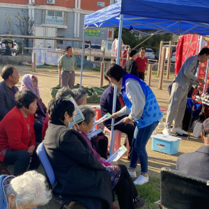 青岛西海岸新区长江路街道开展“重阳节关爱老人 宣传垃圾分类”活动