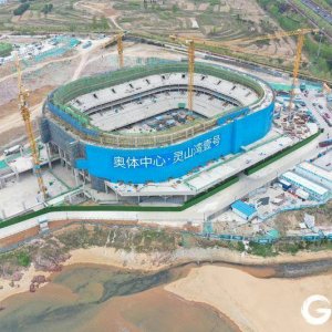 总建筑面积约7.7万平方米，西海岸新区奥体中心体育馆项目主体封顶