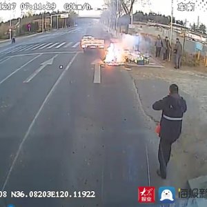 路遇货物着火 青岛真情巴士驾驶员紧急救助