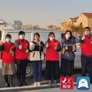 青岛真情巴士志愿者开展文明志愿活动