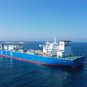 全球首艘10万吨级智慧渔业大型养殖工船在西海岸新区交付运营