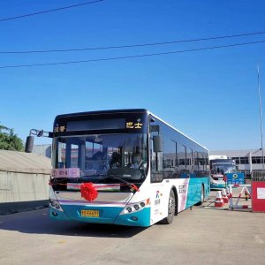 聚焦2022高考丨62辆高考直通车送学子奔赴考场