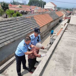 8旬老太被困房顶 民警紧急营救