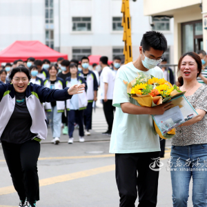 2022年夏季高考结束 考生收获鲜花与拥抱