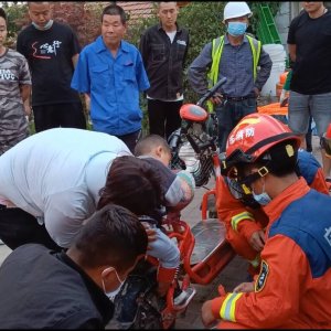 男孩脚卡电动自行车 消防紧急救援