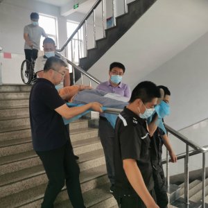 腿脚不便？我们来抬——区急救中心暖心“护航”2022年夏季高考