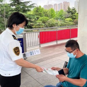 城运控股交运温馨巴士公司：防溺水宣传“坐”上公交车