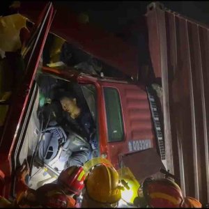 雷雨夜两货车追尾 黄岛消防紧急施援