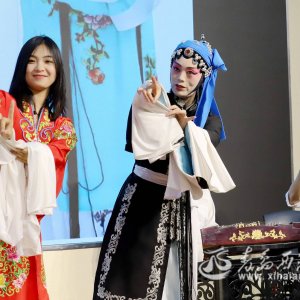 组图：大学生体验传统茂腔魅力