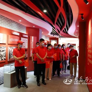 组图：参观党性教育基地 不忘初心跟党走