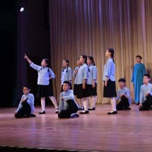 区教科院附属小学：携手艺术专家，演绎幸福童年