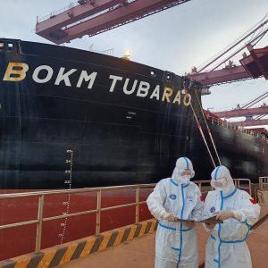 20万吨铝土矿12分钟通过入境！董家口边检站精准护航，保障重要能源供应