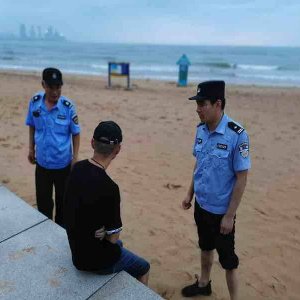 男子打110称要轻生后失联，民警从海里拽回他又劝说3小时
