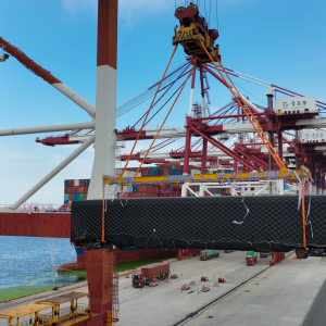 今年首批出口北美的双层不锈钢铁路客车从山东港口青岛港启运