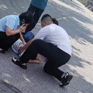 路遇交通事故 探亲军人挺身而出救人