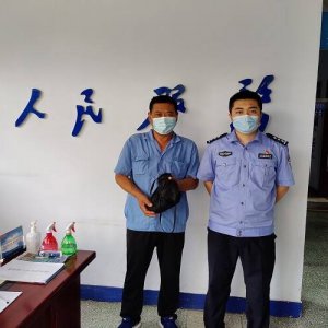 手提包忘公交车上 民警帮忙找回