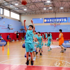 组图：“篮球营”里度暑期