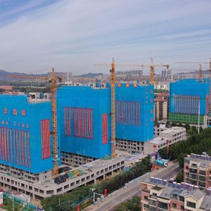 建设住宅楼6栋，总户数543户！西海岸在建体量最大集中式人才住房封顶