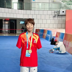 文武双全！青岛黄海学院无臂女教师演绎生命坚韧