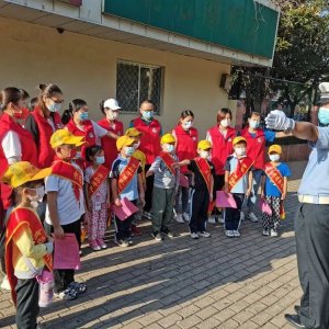 青岛开发区实验小学：小手拉大手 争当交通劝导员