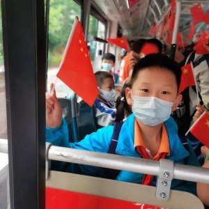 欢度国庆节！西海岸温馨巴士打造“庆华诞”主题车厢